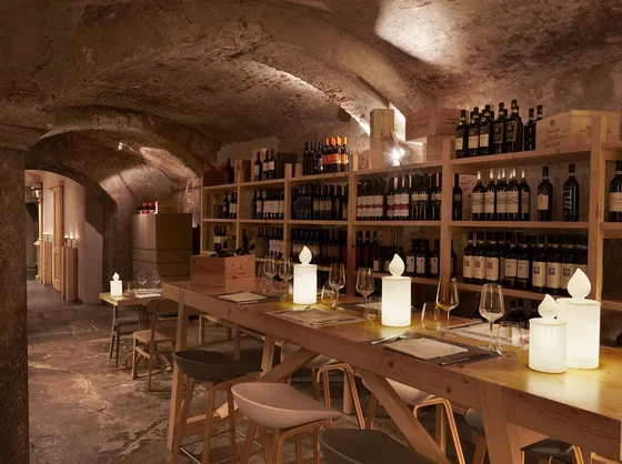 Cos'è il ricarico del vino e quanto pesa sul conto (foto Bottiglia Slide Fiamma)